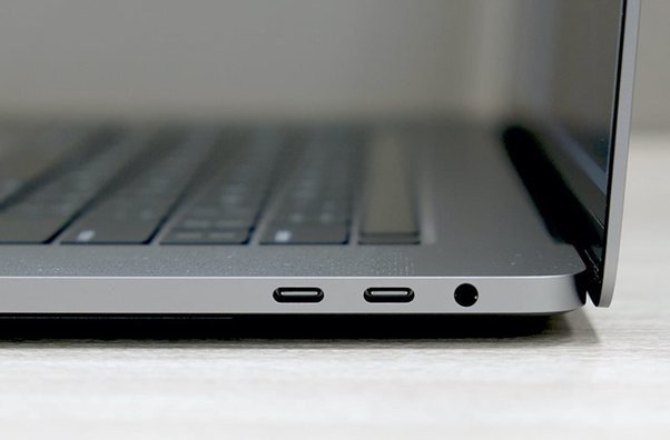Làm sạch giắc cắm tai nghe trên laptop để khắc phục lỗi không nhận tai nghe Win 11