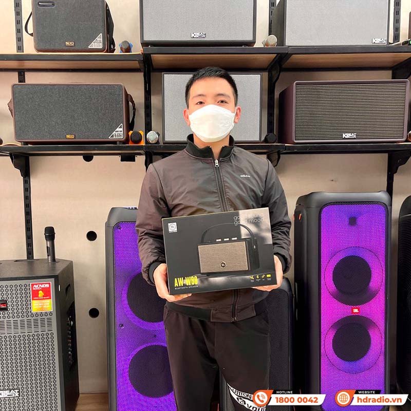 Loa Alpha Works W88 màu xanh quân đội với thiết kế retro