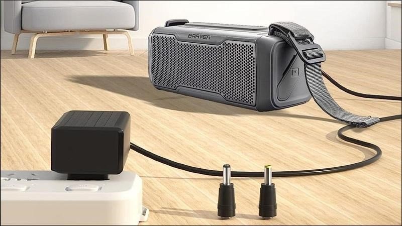 Loa Bluetooth đang được sạc đầy để tránh tình trạng đơ do hết pin