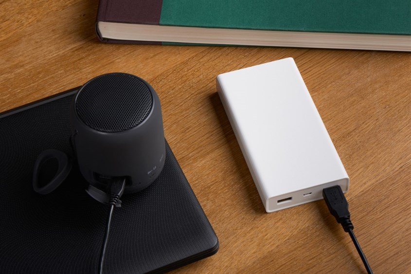Loa Bluetooth đang phát nhạc trong khi cắm sạc không đúng cách