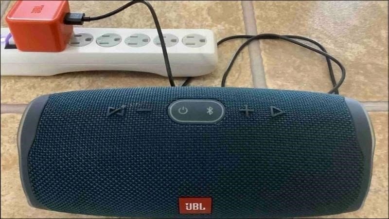 Loa Bluetooth đang sạc để khắc phục lỗi không lên nguồn