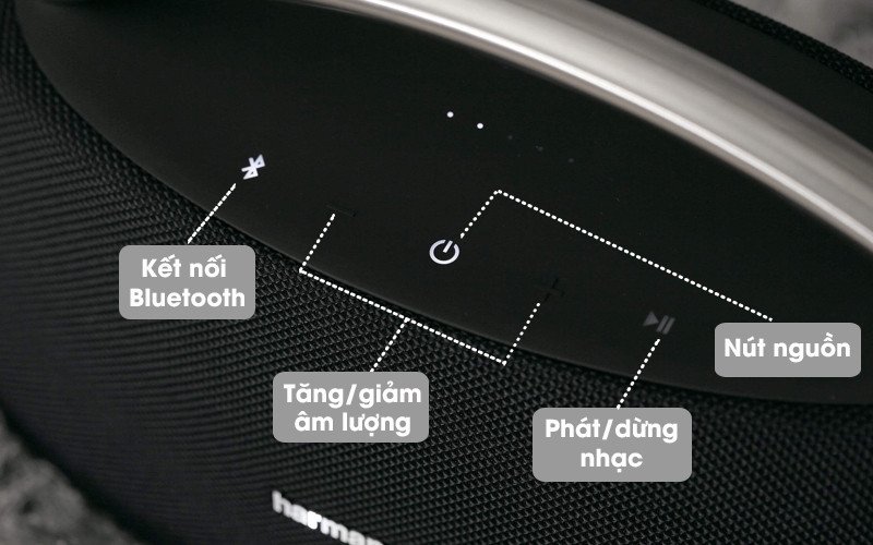 Loa Bluetooth Harman Kardon với nút nguồn nhấp nháy cảnh báo pin yếu