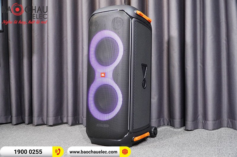 Loa bluetooth JBL PartyBox 710 với hệ thống đèn LED RGB sống động, tay cầm chắc chắn