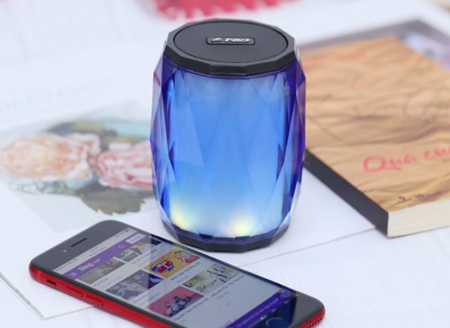 Loa Bluetooth nhỏ gọn, minh họa thiết bị âm thanh không dây có thể kết nối với laptop.