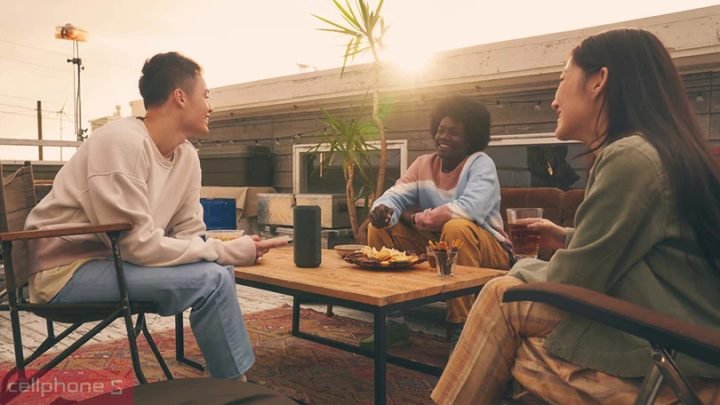 Loa bluetooth Sony SRS-XE300 với thiết kế bộ khuếch tán dạng đường thẳng độc đáo, tối ưu truyền âm.
