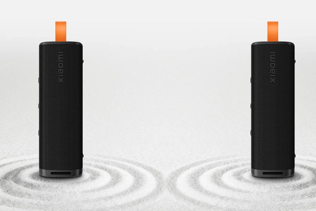 Loa Bluetooth Xiaomi Sound Outdoor đặt trong môi trường ngoài trời, minh họa khả năng kết nối và chống nước.
