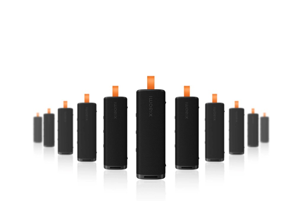 Loa Bluetooth Xiaomi Sound Outdoor với đèn báo hiệu, tượng trưng cho thời lượng pin bền bỉ.