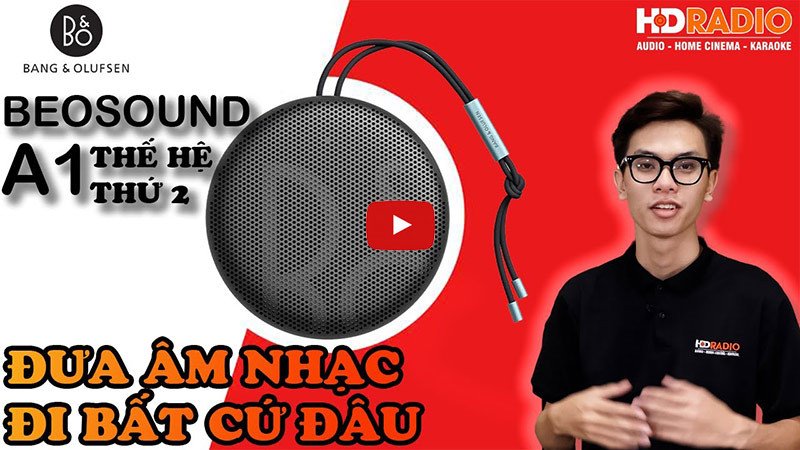 Loa B&amp;O Beosound A1 2nd Gen màu vàng nhạt trên mặt bàn