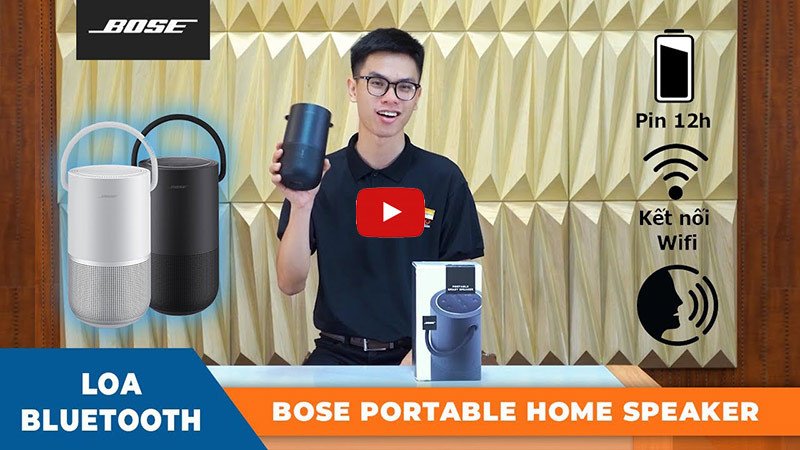 Loa Bose Portable Home Speaker màu bạc đặt trên bàn gỗ