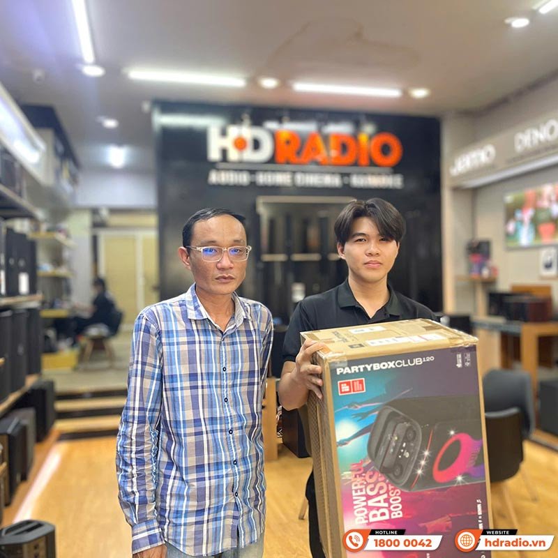 Loa JBL PartyBox Club 120 với hệ thống đèn LED rực rỡ và tay cầm tiện lợi