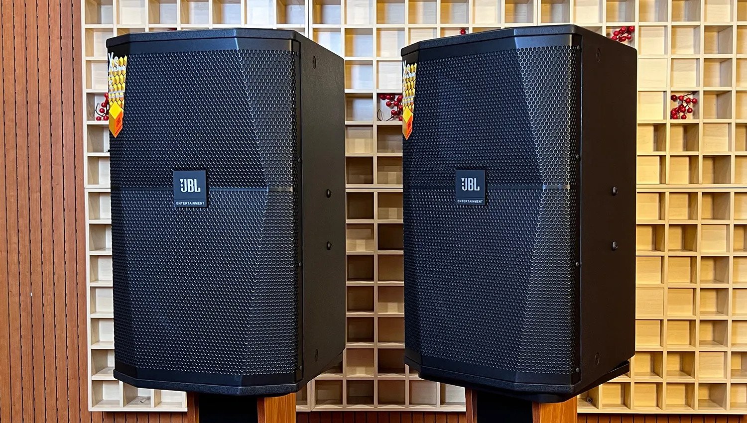 Loa karaoke JBL XS12 màu đen sang trọng