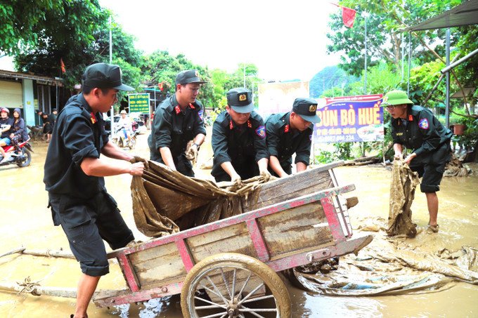 Lực lượng quân đội và biên phòng hỗ trợ người dân dọn dẹp bùn đất, khắc phục hậu quả lũ lụt tại Nghệ An