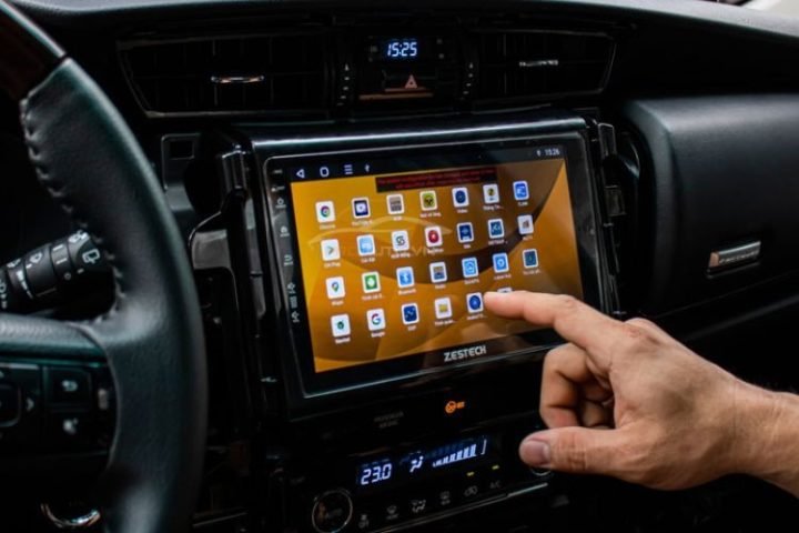 Màn hình điện thoại hiển thị các thiết bị Bluetooth khả dụng để ghép nối với ô tô