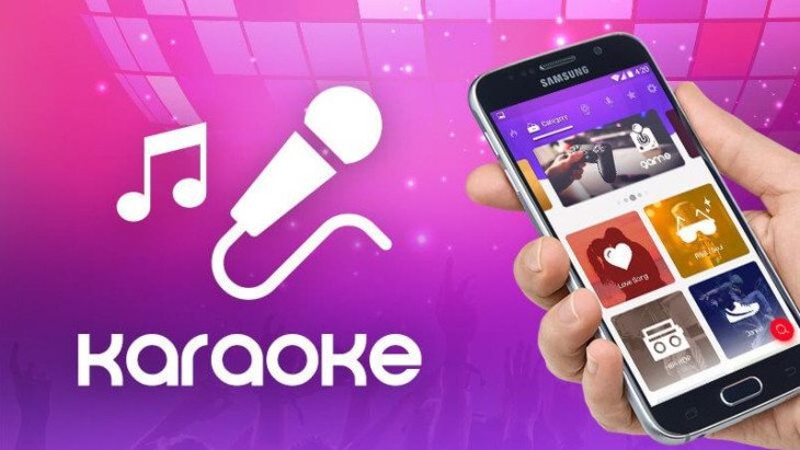Màn hình điện thoại hiển thị giao diện ứng dụng karaoke với kho bài hát phong phú, phục vụ việc hát karaoke bằng điện thoại.