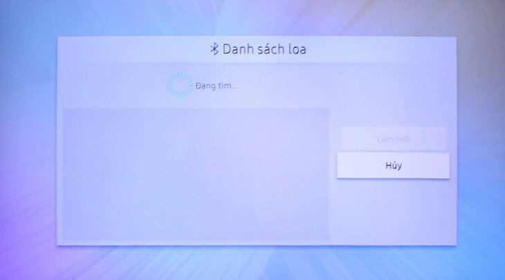 Màn hình tivi đang quét tìm kiếm các thiết bị âm thanh Bluetooth khả dụng để ghép nối với loa kéo