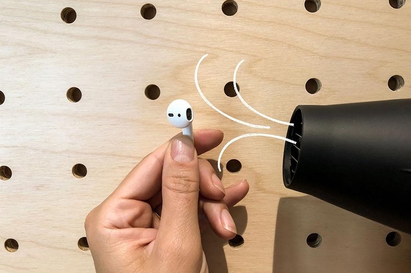 Máy sấy tóc dùng chế độ gió lạnh để làm khô tai nghe Bluetooth bị cho vào máy giặt