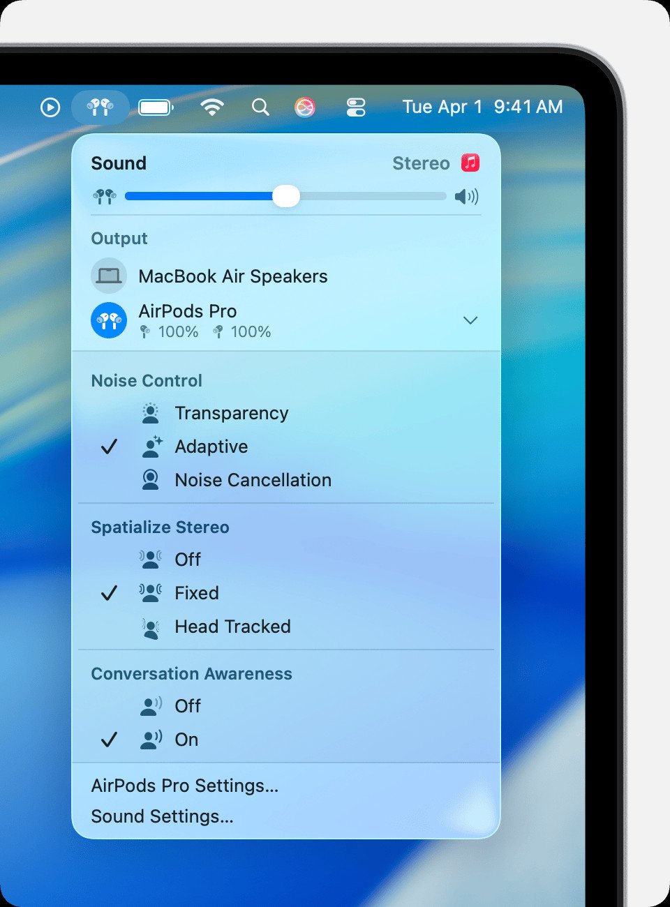 Menu âm thanh trên thanh menu của máy Mac, liệt kê các chế độ kiểm soát tiếng ồn khi AirPods Pro hoặc AirPods Max được chọn làm thiết bị đầu ra âm thanh.