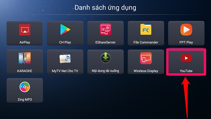 Mở ứng dụng YouTube trên giao diện Smart TV để tìm kiếm bài hát karaoke sau khi kết nối loa kéo