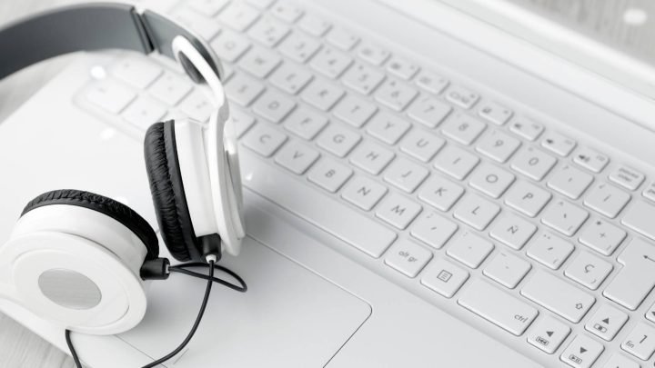 Một cặp tai nghe Bluetooth TWS đang sạc trong hộp, minh họa cho tổng quan tai nghe Bluetooth bị nhỏ tiếng.