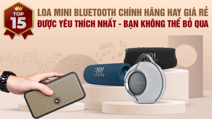 Một chiếc loa bluetooth mini được đặt trên bãi cỏ với cảnh núi non và bầu trời xanh biếc