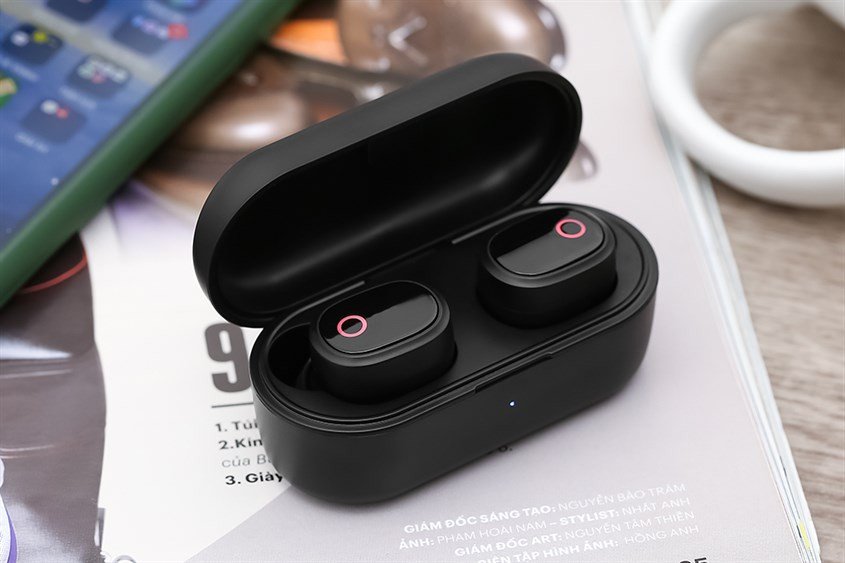 Một chiếc tai nghe Bluetooth True Wireless kiểu dáng hiện đại, minh họa cho tai nghe AVA+ trong quá trình sạc.