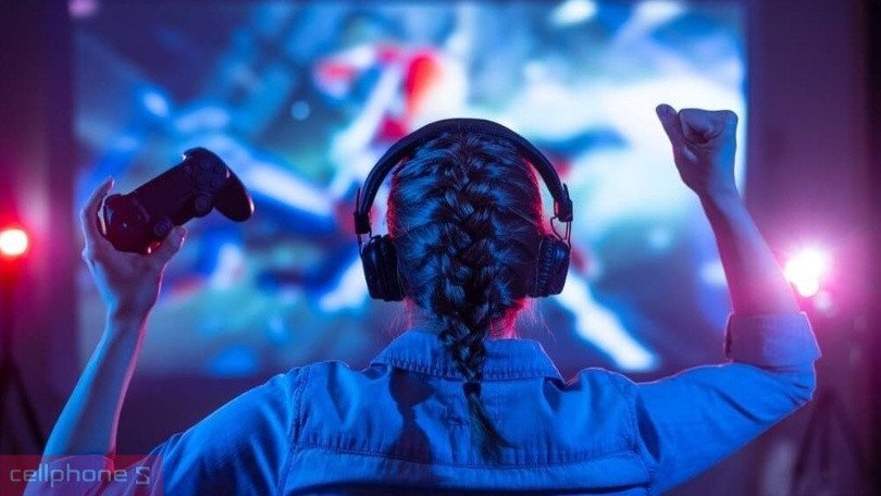 Một game thủ đang lựa chọn tai nghe chụp tai gaming trên màn hình
