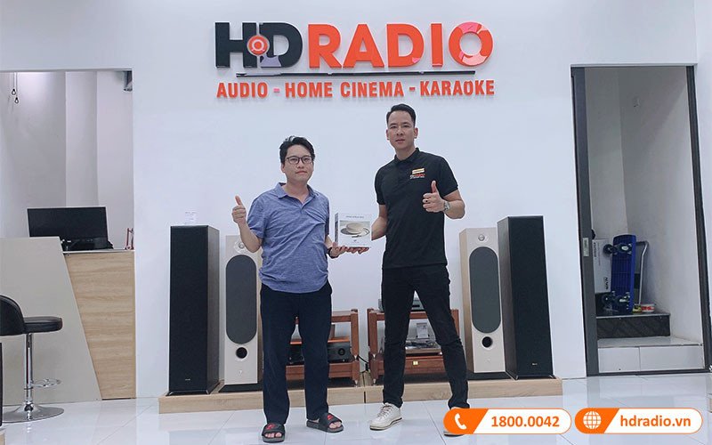 Một khách hàng đang cầm loa B&amp;O Beosound A1 2nd Gen màu hồng, cho thấy vẻ đẹp tinh tế của sản phẩm