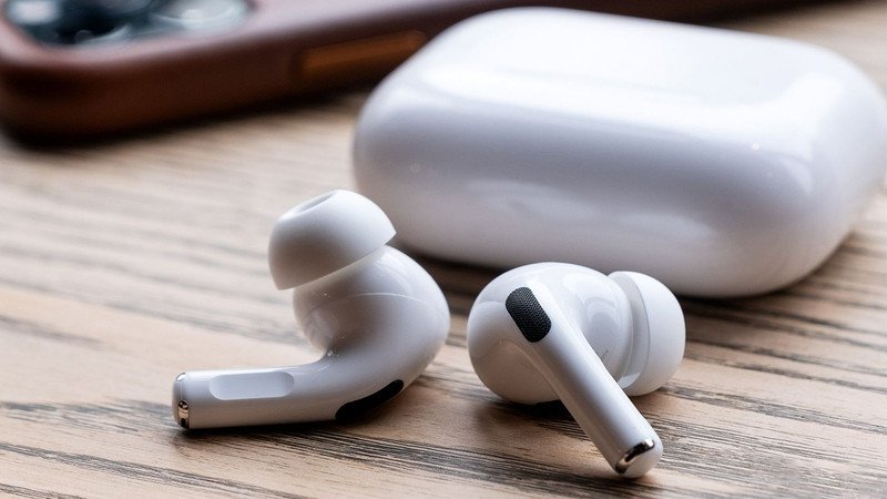 Một người dùng đang lựa chọn tai nghe Bluetooth tại cửa hàng