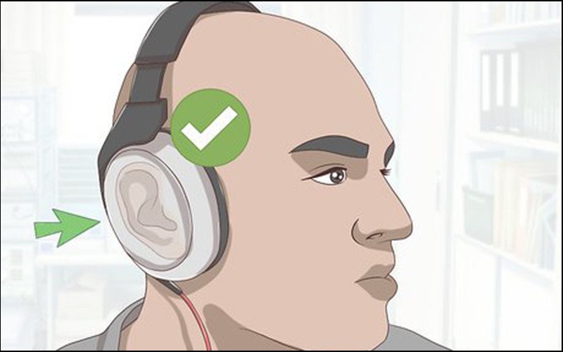 Một người phụ nữ trẻ đang đeo Headphone thoải mái