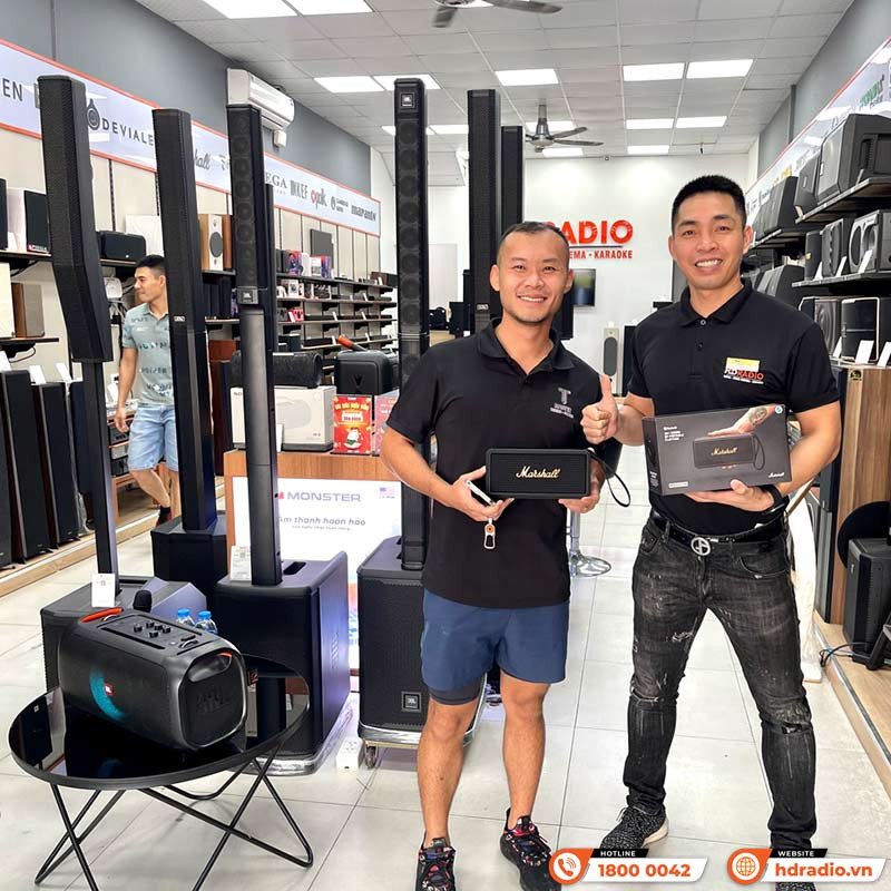 Người đàn ông đang xem xét mua loa Marshall Middleton chính hãng tại cửa hàng âm thanh