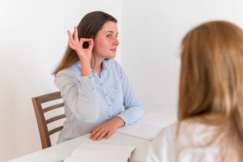 Người đàn ông lớn tuổi khó khăn trong việc nghe rõ cuộc trò chuyện