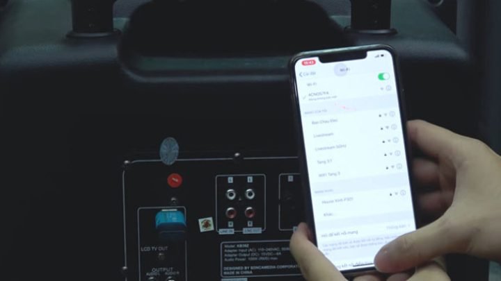 Người đang tương tác với điện thoại và loa kéo