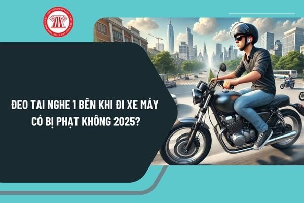 Người điều khiển xe máy đeo tai nghe khi tham gia giao thông