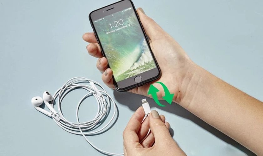 Người dùng cắm tai nghe vào iPhone, gợi ý một cách khắc phục lỗi và tắt chế độ tai nghe ở iPhone.