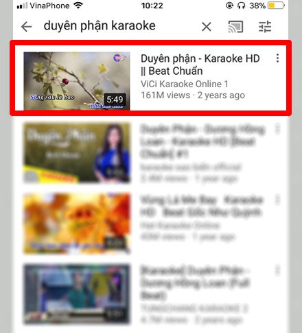 Người dùng chọn một bài hát karaoke từ danh sách kết quả trên YouTube, chuẩn bị cho trải nghiệm âm thanh bluetooth.