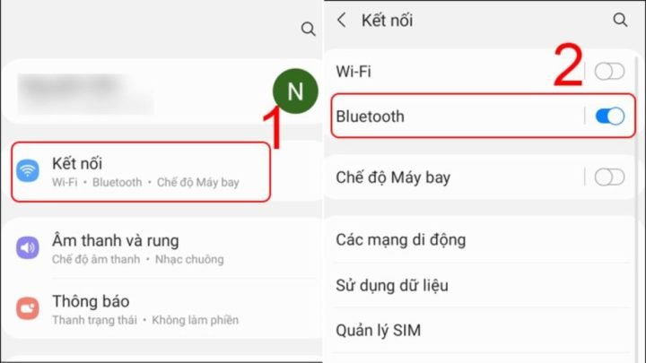 Người dùng đang bật chế độ ghép đôi trên tai nghe Bluetooth để chuẩn bị kết nối cho cuộc gọi Zalo