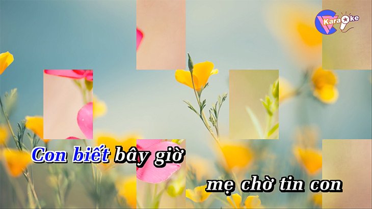 Người dùng đang cầm micro và điều chỉnh âm lượng trên loa kéo sau khi kết nối thành công với tivi
