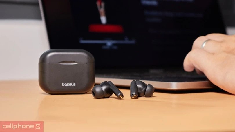 Người dùng đang đeo một chiếc tai nghe in-ear vào tai, thể hiện sự vừa vặn.