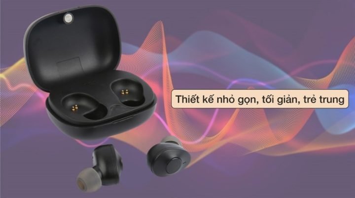 Người dùng đang đeo tai nghe bluetooth nhỏ gọn AVA+ DS200A-WB màu trắng