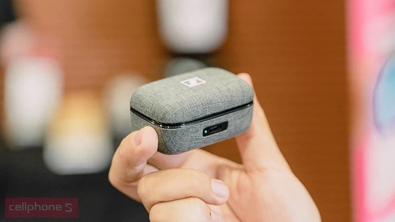 người dùng đang điều chỉnh cài đặt âm thanh trên ứng dụng cho tai nghe sennheiser 3