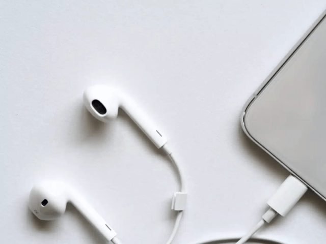 Người dùng đang kết nối tai nghe có dây với iPhone 11
