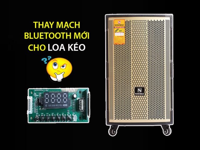 Người dùng đang kiểm tra bo mạch bên trong loa kéo trước khi thay thế mạch bluetooth loa kéo.