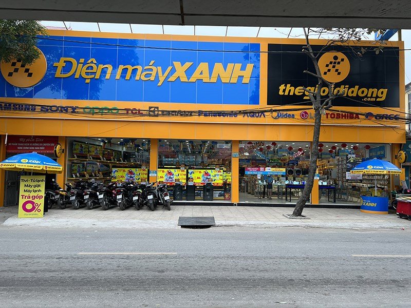 Người dùng đang lựa chọn tai nghe AVA+ hoặc tai nghe không dây khác tại cửa hàng, nhấn mạnh tầm quan trọng của việc mua sản phẩm chính hãng.