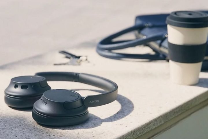 Người dùng đeo tai nghe Bluetooth chụp tai tập trung thưởng thức âm nhạc