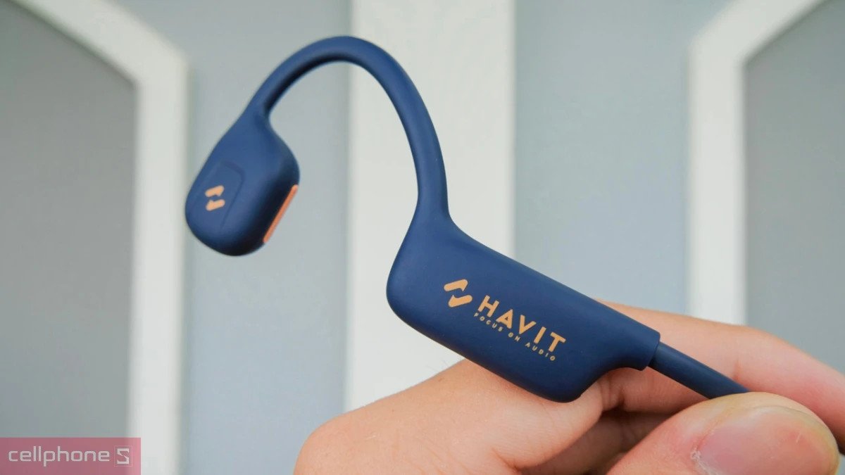 Người dùng đeo tai nghe bluetooth Havit với cảm giác thoải mái
