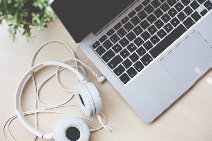 Người dùng đeo tai nghe Bluetooth thể hiện sự khó chịu khi micro không hoạt động