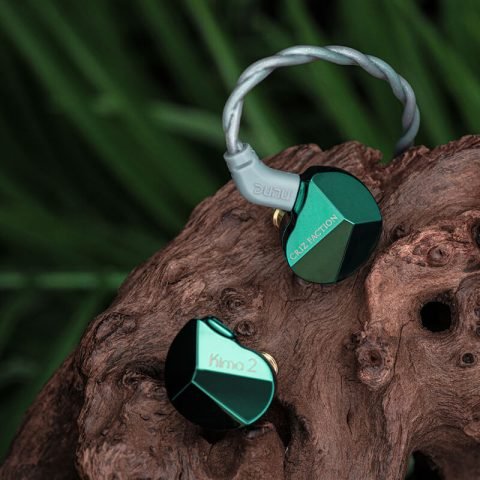 Người dùng đeo tai nghe in ear monitor màu bạc với thiết kế sang trọng