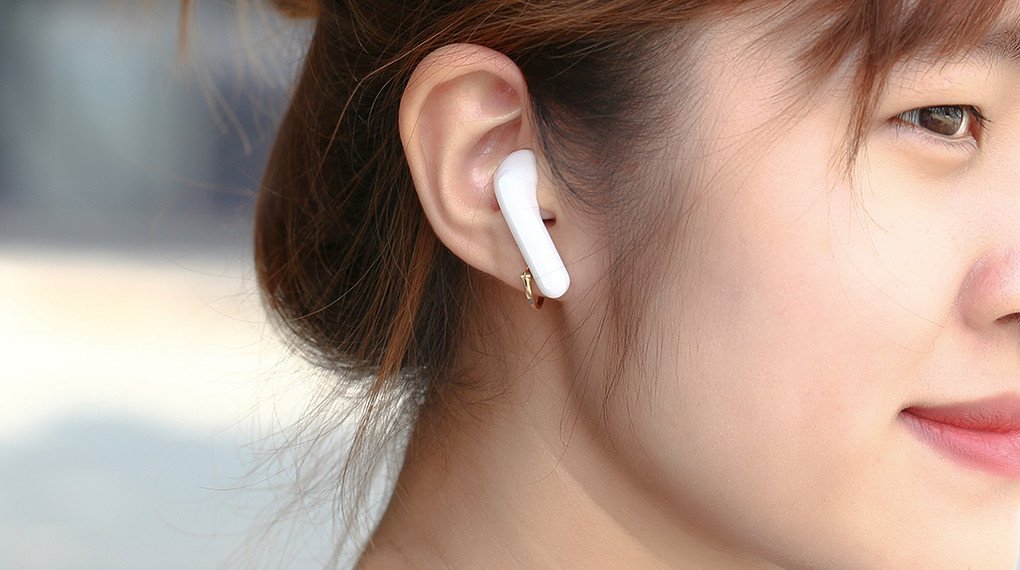 Người dùng đeo tai nghe Redmi Buds 4 Lite thoải mái trong các hoạt động hàng ngày