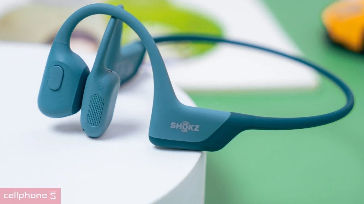 Người dùng đeo tai nghe truyền qua xương Shokz khi chạy bộ ngoài trời