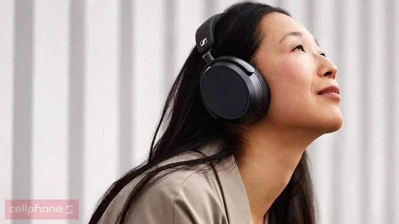 người dùng điều khiển cảm ứng trên earcup của tai nghe Sennheiser Momentum 4